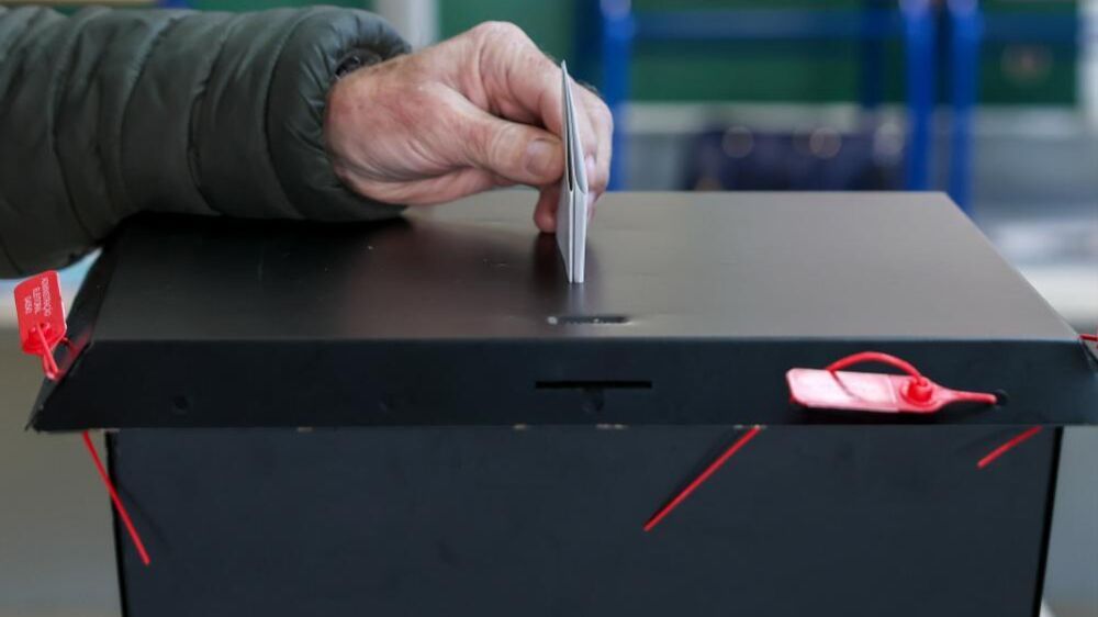 Eleitor vota em Londres nas eleições