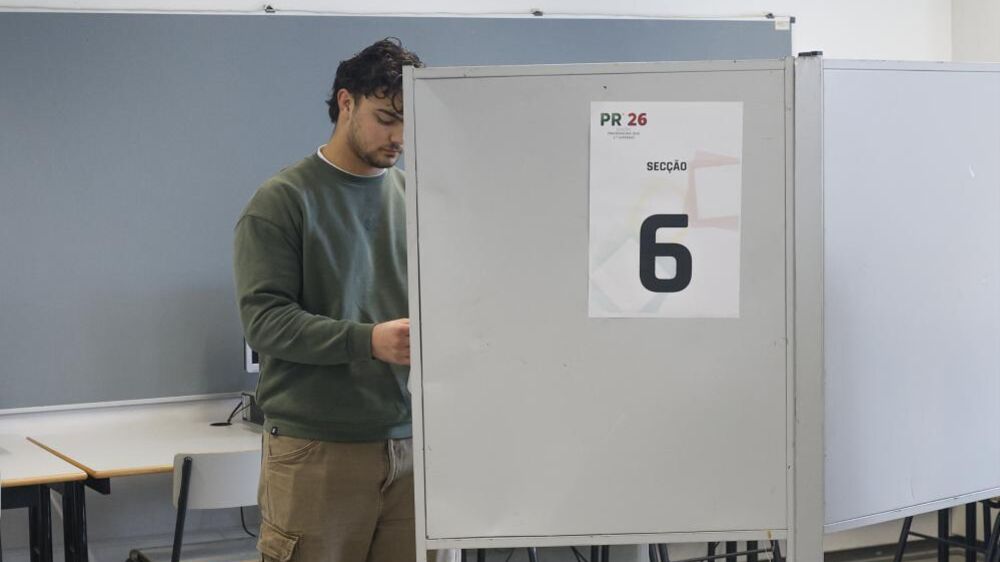 Eleitor vota na secção 6 nas eleições presidenciais