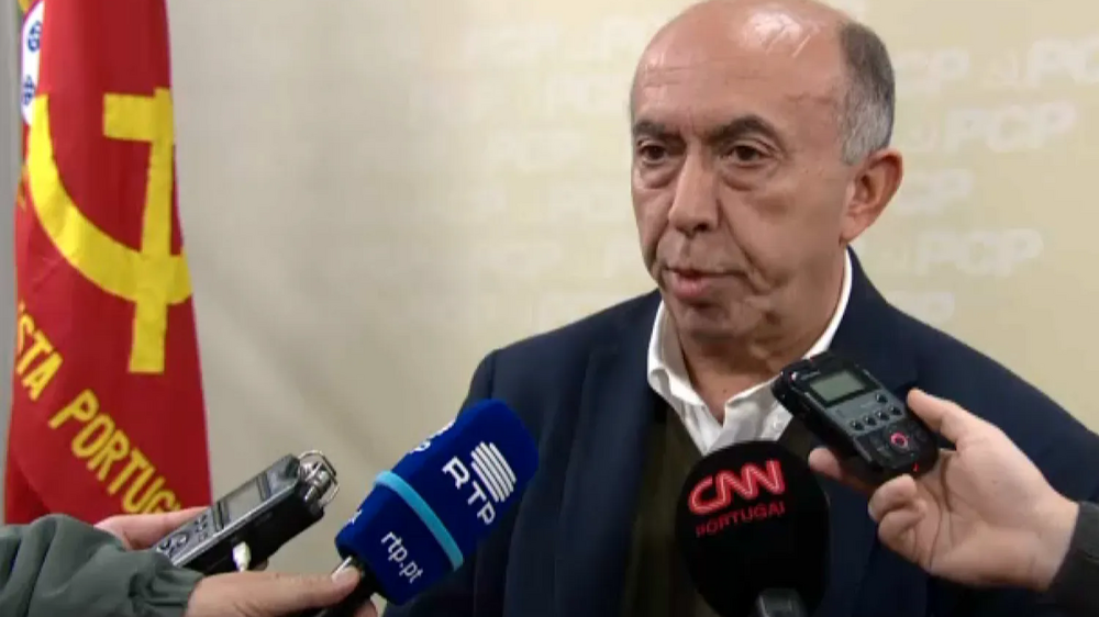 Jerónimo de Sousa discursa com microfones da RTP e CNN Portugal