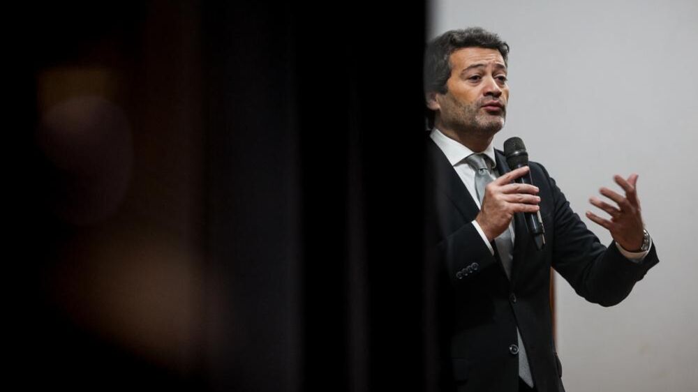 André Ventura discursa com um microfone na mão