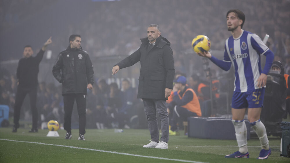 Rui Borges reage junto ao banco do Sporting durante o clássico com o FC Porto