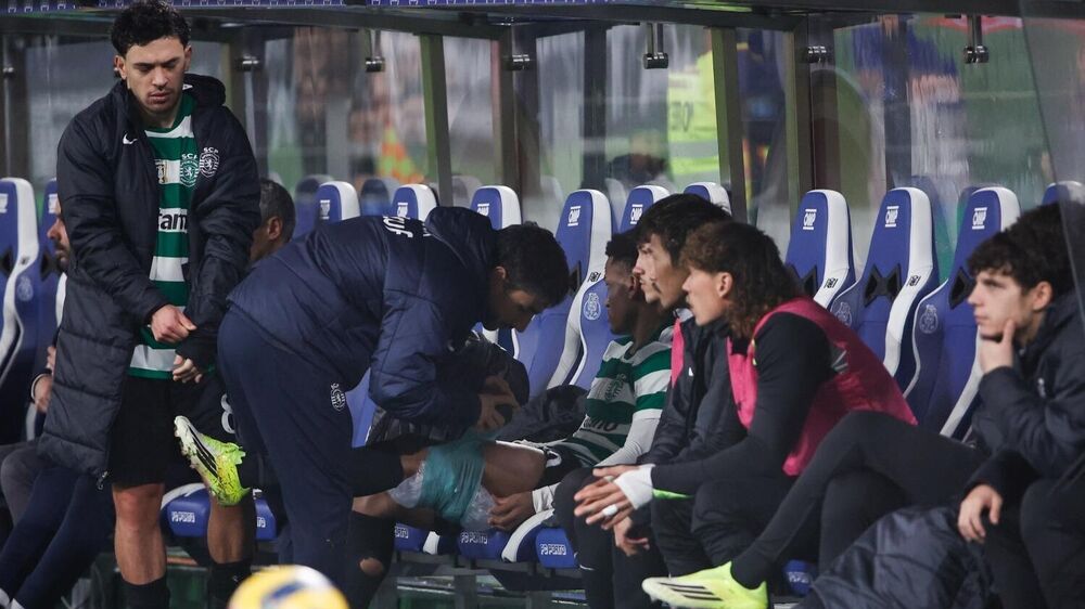 Jogadores do Sporting no banco de suplentes durante jogo de futebol