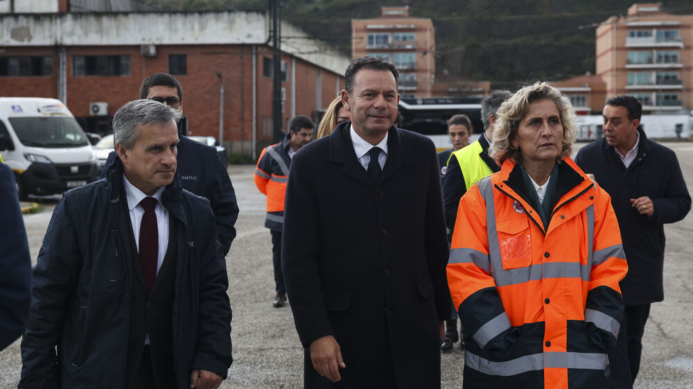 O primeiro-ministro, Luís Montenegro, e a presidente da Câmara Municipal de Coimbra, Ana Abrunhosa, durante a visita às oficinas dos SMUTC, afetadas pela depressão Kristin.