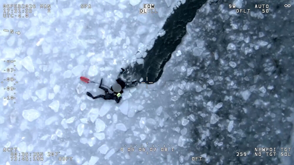 Três pessoas resgatadas após ficarem presas em águas congeladas em Nova Iorque