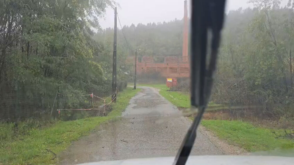 Imagem impressionante: o momento em que um condutor vê parte da estrada desaparecer à sua frente