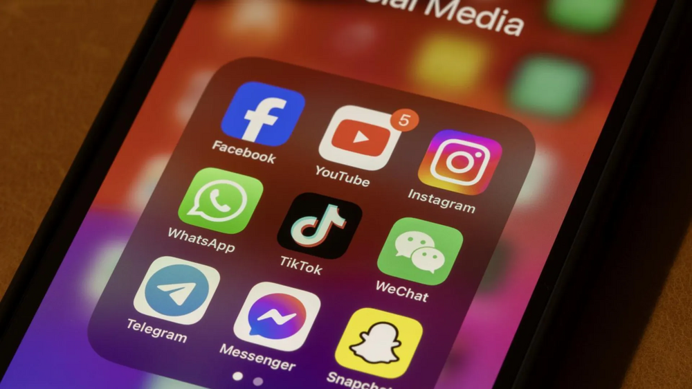 França proíbe acesso às redes sociais a menores de 15 anos