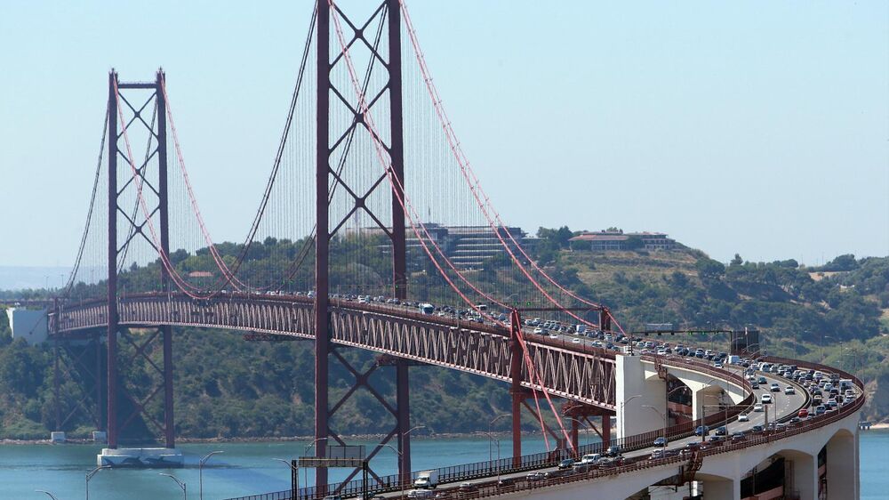 Mau tempo: Deslizamento de terras corta acesso da Ponte 25 de Abril para a A5 no sentido Lisboa-Cascais