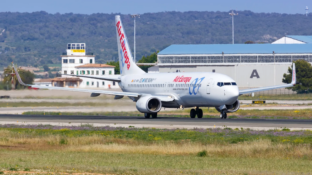 Avião da Air Europa em pista, após retomada de voos para Caracas 