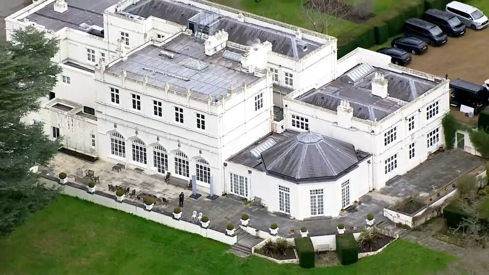 Imagens mostram polícia nos jardins do Royal Lodge enquanto decorrem buscas na antiga residência do ex-príncipe André