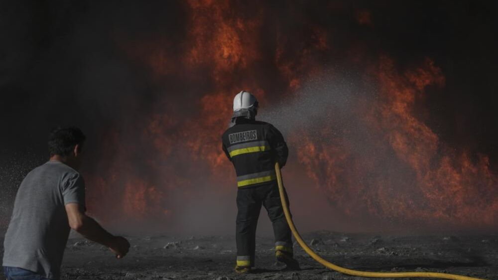 Mais de 100 bombeiros combatem incêndio em armazém de fruta em Óbidos