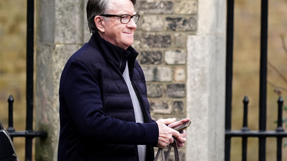 Antigo ministro Peter Mandelson libertado sob caução em Londres
