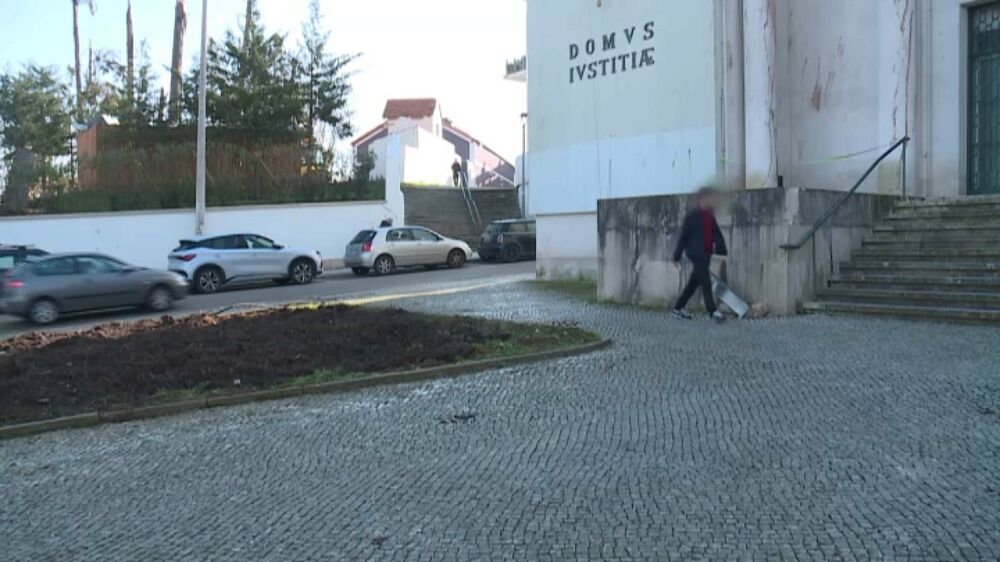 Chefe da PSP acusado de 14 crimes contra a ex-companheira e os sogros admitiu em tribunal ter feito ameaças 