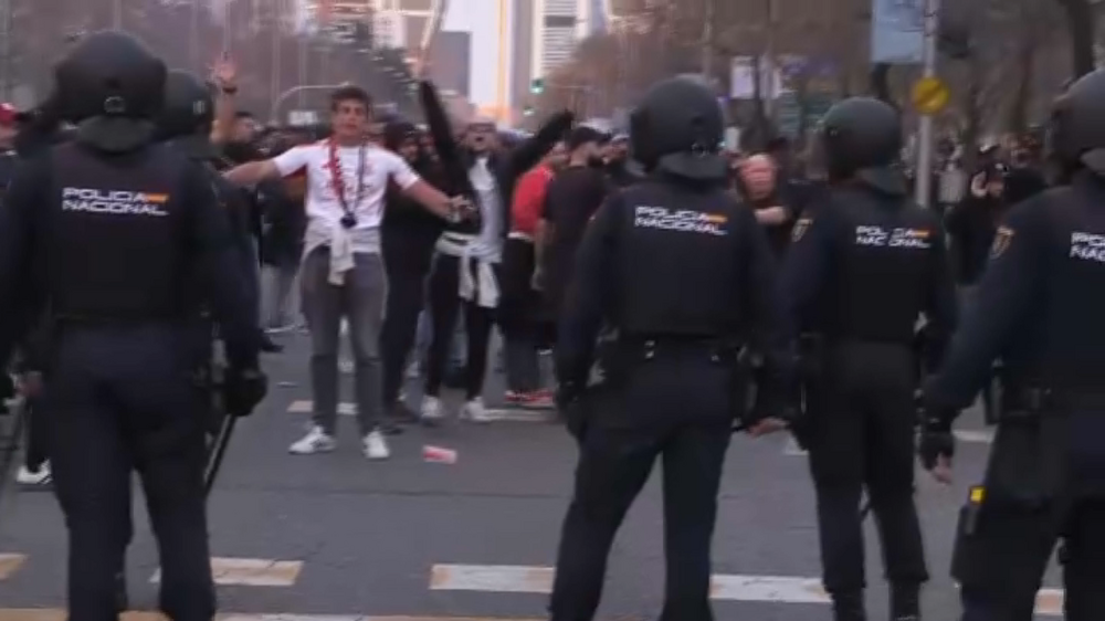 Confusão em Madrid: Carga policial contra adeptos do Benfica junto ao estádio