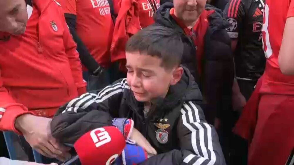 “Fiquei com muito medo”: criança emociona-se após desacatos entre adeptos do Benfica e polícia espanhola