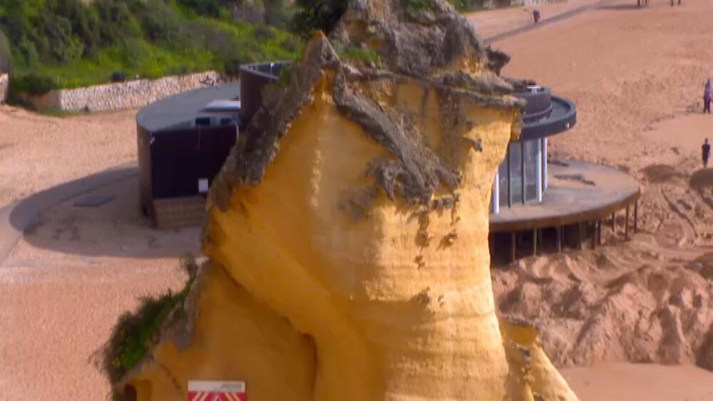 Rochedo emblemático da Praia do Peneco pode ser demolido 