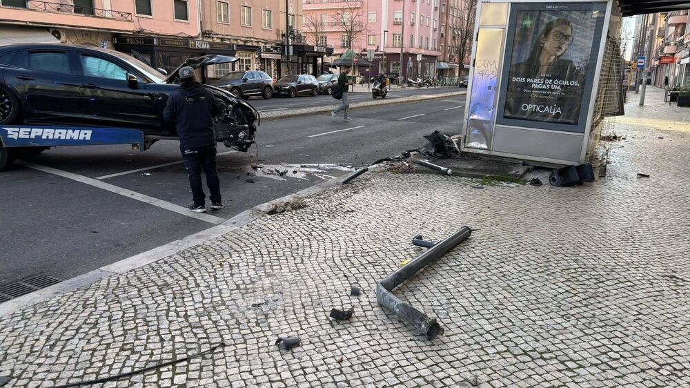 Carro acidentado e paragem de autocarro destruída após colisão em Lisboa