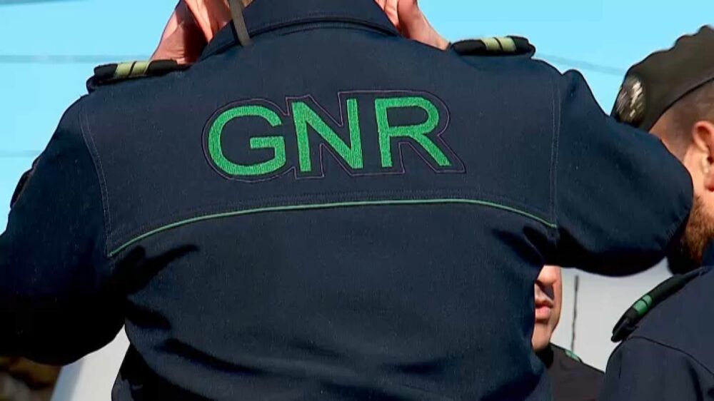 Quatro homens e uma mulher detidos pela GNR por furto de janelas e portas em alumínio