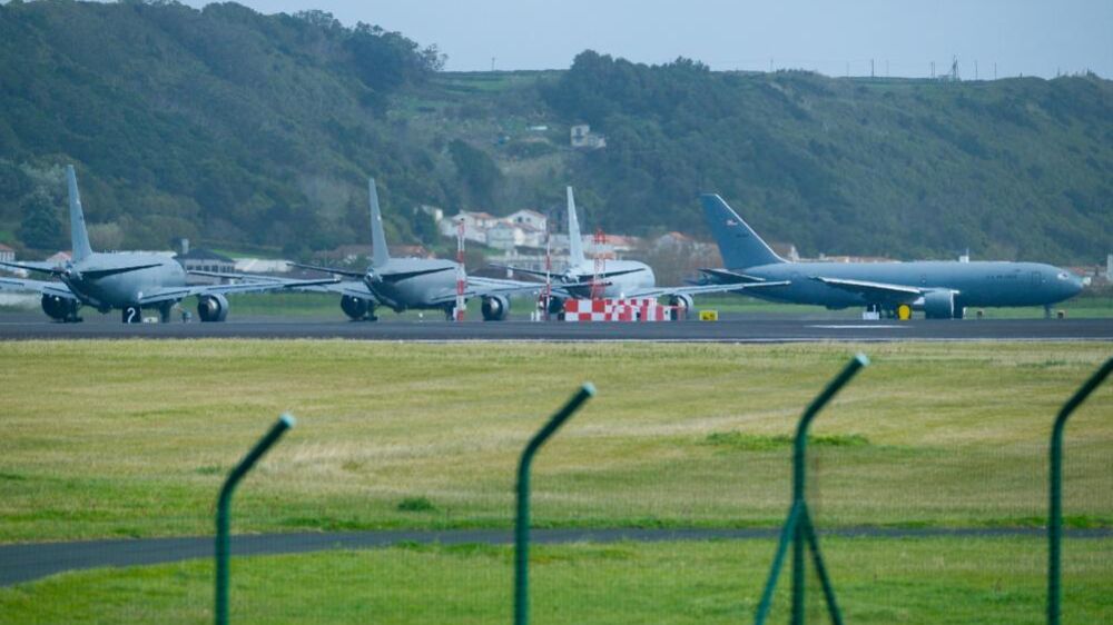 Movimento intenso de aviões reabastecedores norte-americanos na Base das Lajes