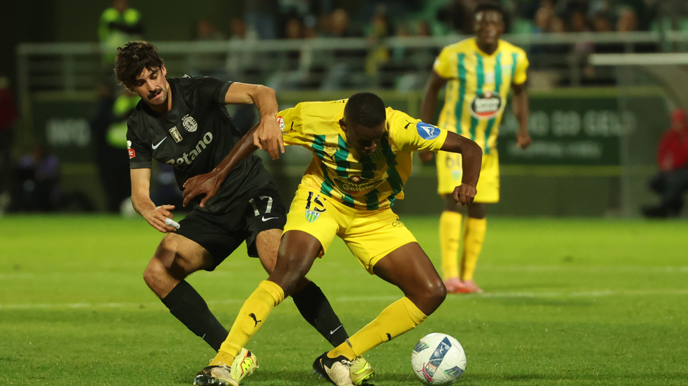 Jogadores durante o Tondela-Sporting da primeira volta