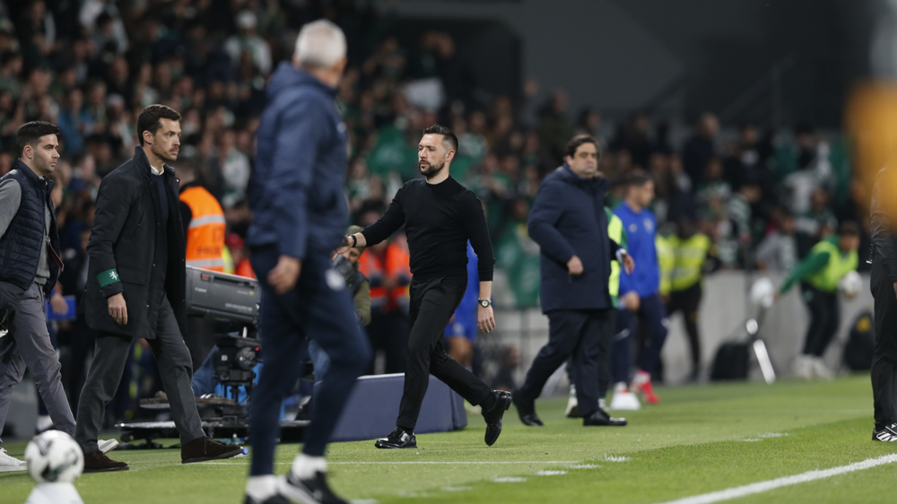 Francesco Farioli recolhe aos balneários no final do Sporting-FC Porto em Alvalade