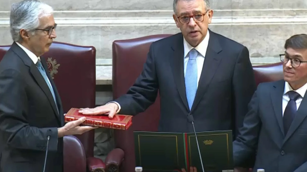 António José Seguro presta juramento sobre a Constituição