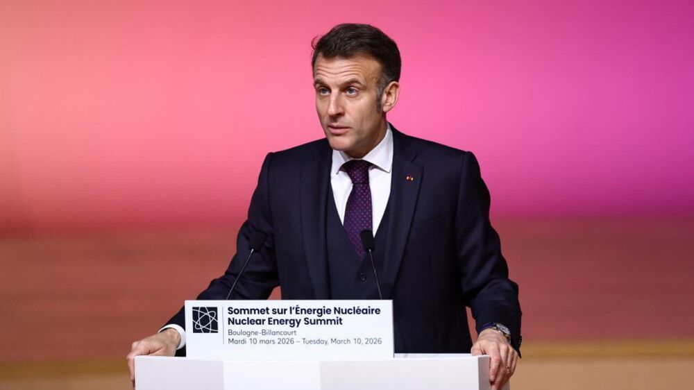 Macron discursa no Sommet sur l'Énergie Nucléaire em Boulogne-Billancourt.
