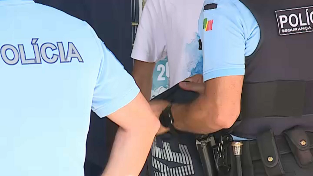 Homens detidos por roubo, ameaça e agressão contra dois jovens nas Caldas da Rainha 