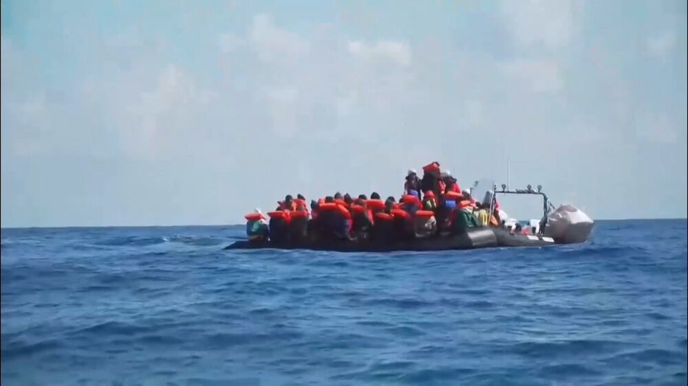 Imagens mostram resgate de 41 migrantes em barco sobrelotado no Mediterrâneo