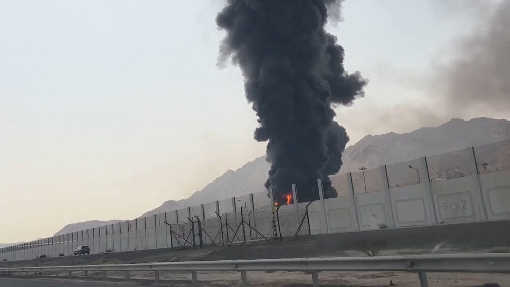 Incêndio deflagra nos Emirados Árabes Unidos após interceção de drone 