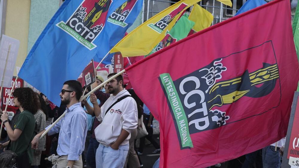Milhares de trabalhadores da CGTP em manifestação na Avenida da Liberdade