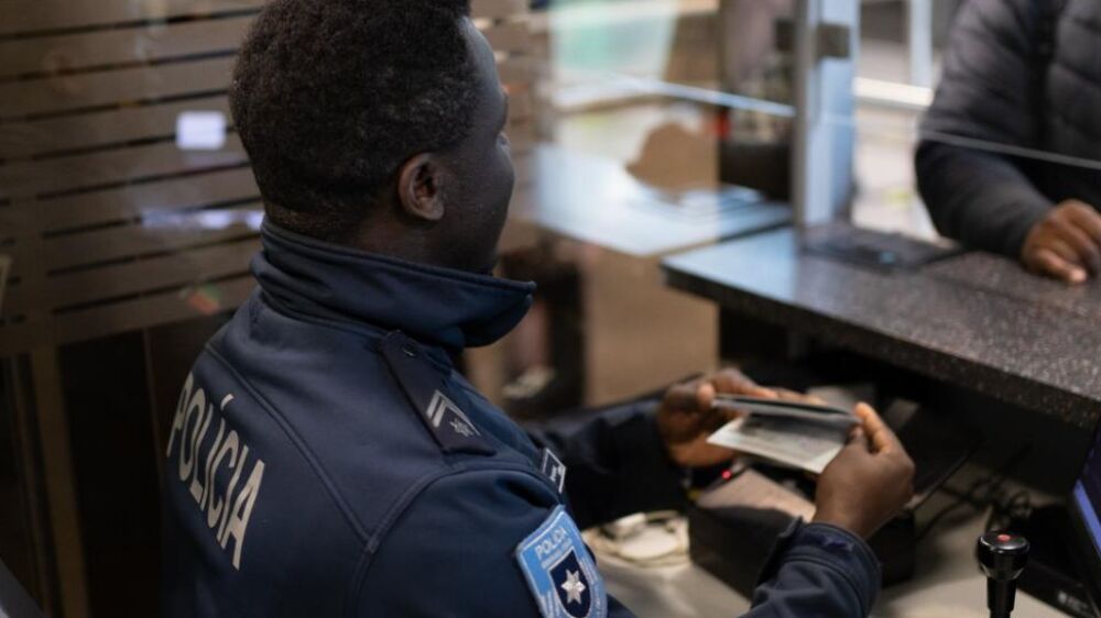 Sistema de controlo de fronteiras voltou a funcionar no aeroporto de Lisboa após suspensão