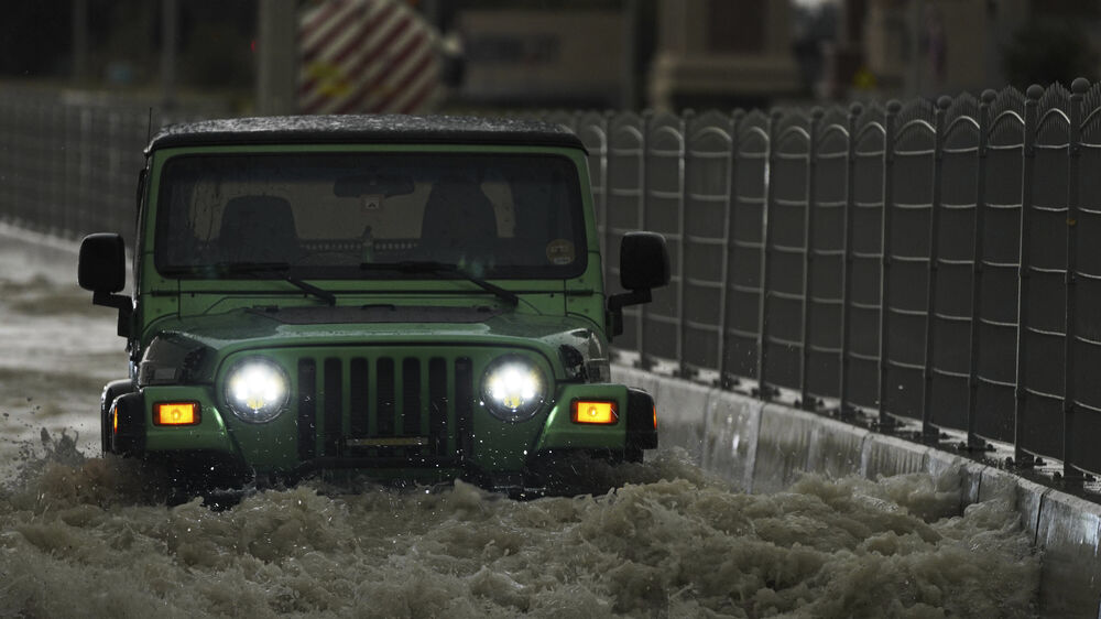 Emirados Árabes Unidos enfrentam temporal severo com chuvas torrenciais, trovoadas e inundações 