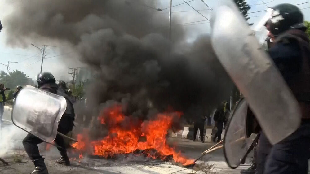 Imagens mostram protesto no Nepal após detenção do ex-primeiro-ministro e do ex-ministro do Interior