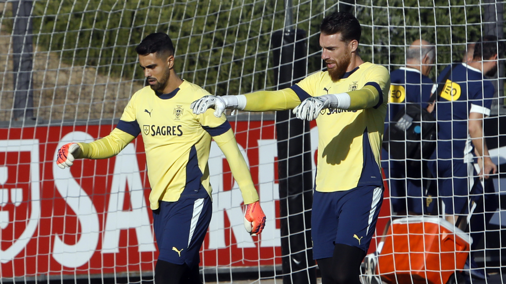 Diogo Costa (à esquerda) e José Sá (à direita) durante o treino da Seleção
