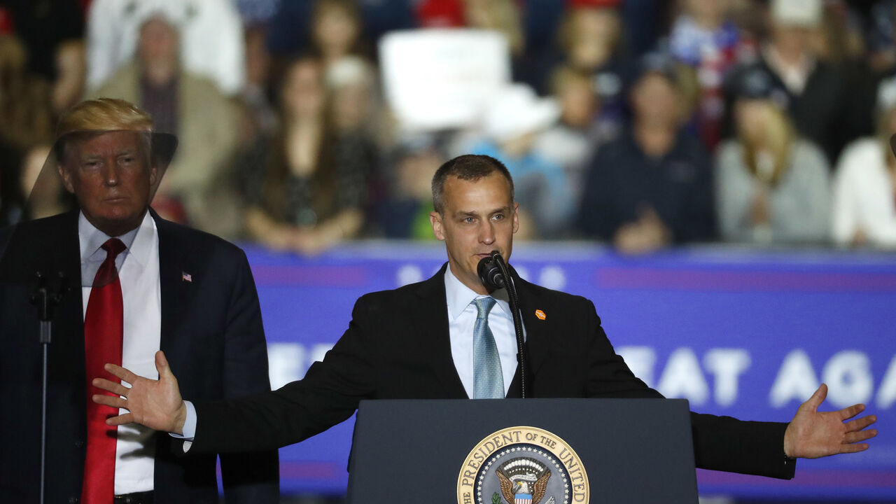 Trump e assessor envolvido em polémica após demissão da secretária do Departamento de Segurança Interna