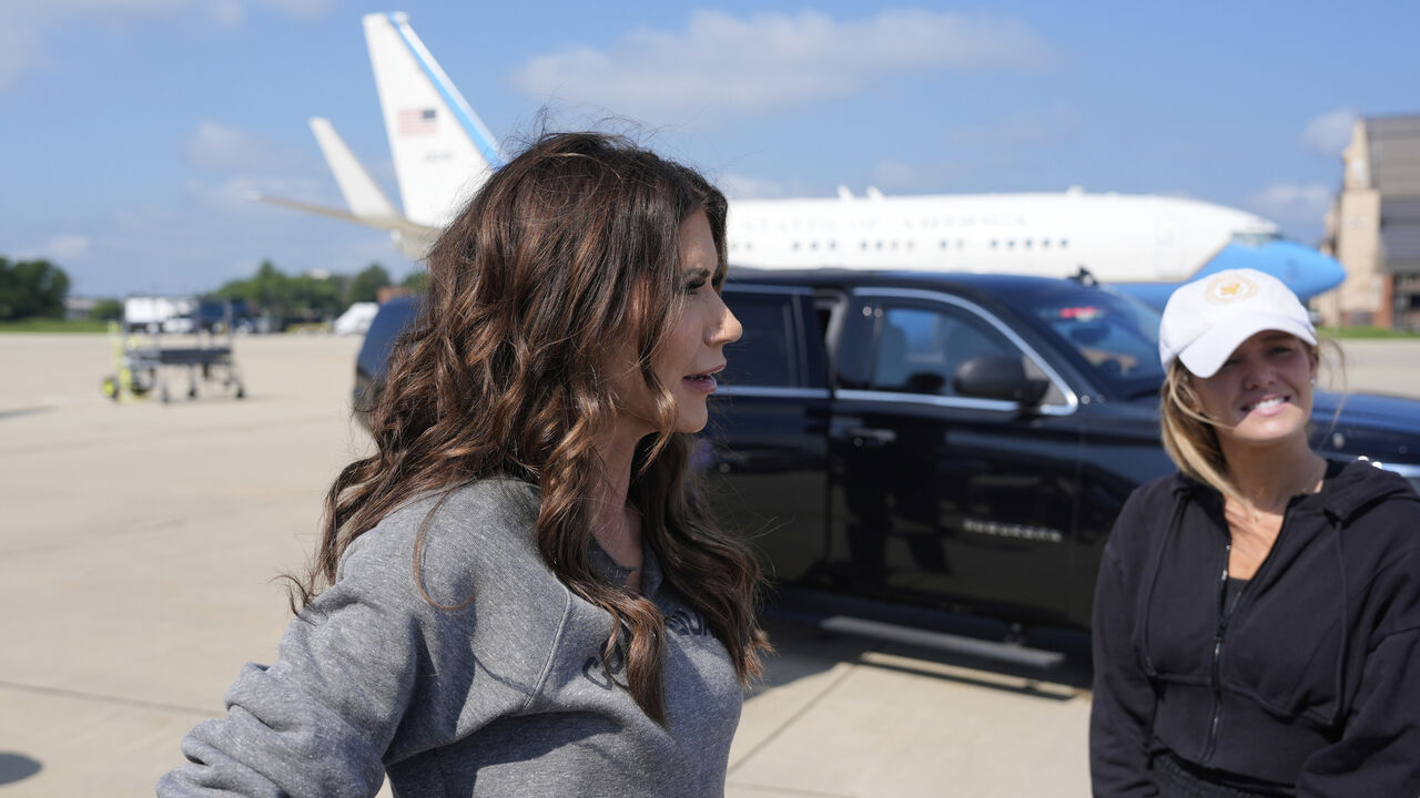 Kristi Noem enfrenta controvérsias, incluindo alegações de caso extraconjugal e questões sobre o seu cão