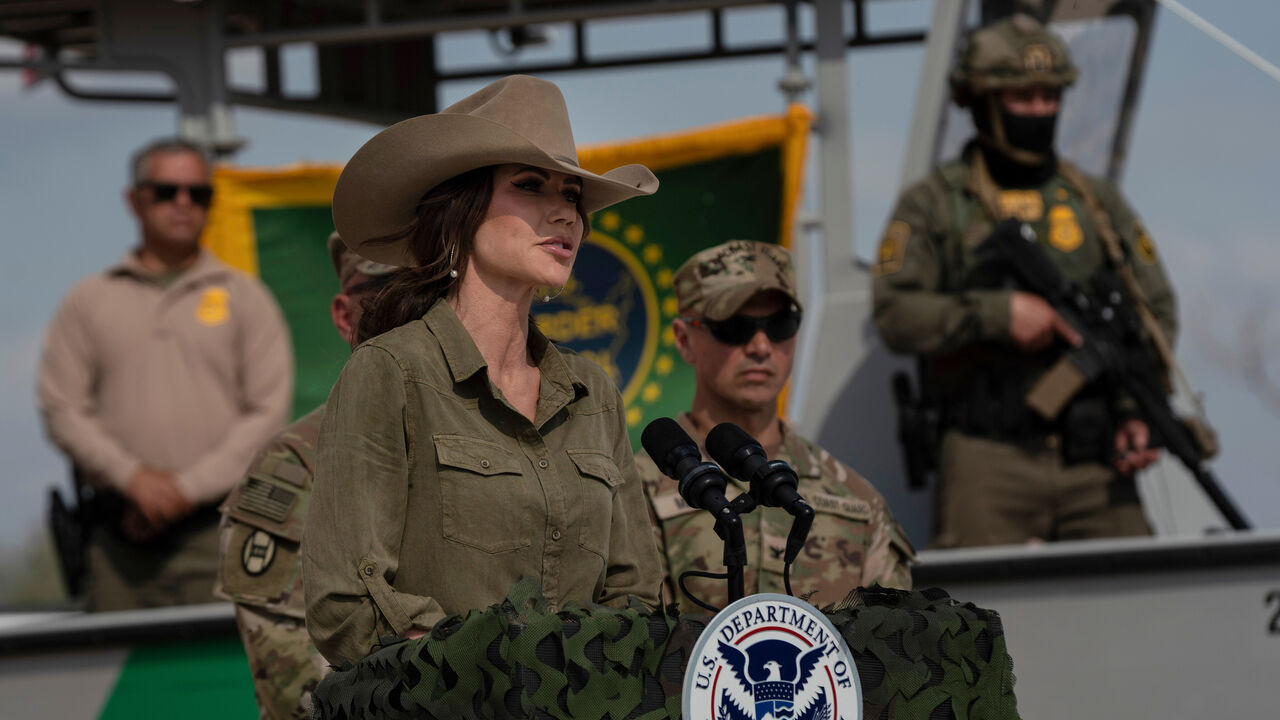 Kristi Noem discursa após polémica com Trump e Departamento de Segurança Interna