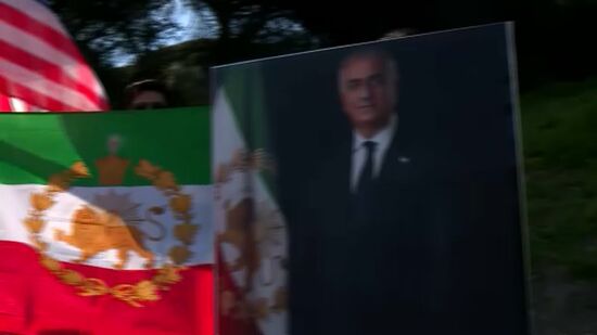 Dezenas de iranianos reuniram-se em frente à embaixada do Irão em Lisboa para celebrar a morte do líder supremo Ali Khamenei 