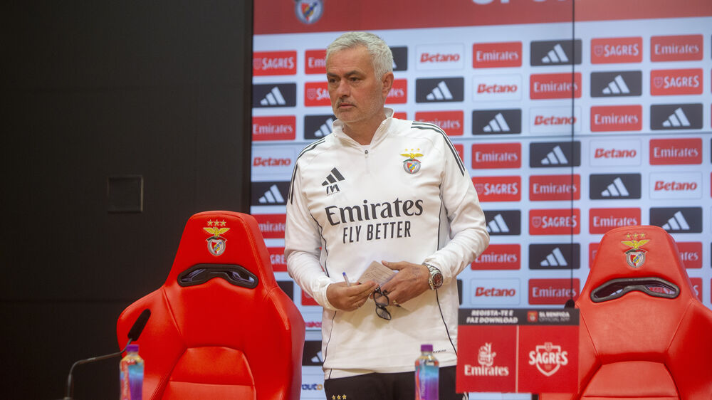 José Mourinho numa conferência de imprensa do Sport Lisboa e Benfica