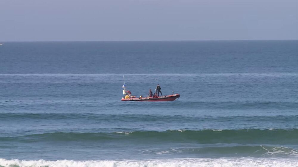 Buscas por jovem desaparecido no mar da Costa de Caparica prosseguem em terra