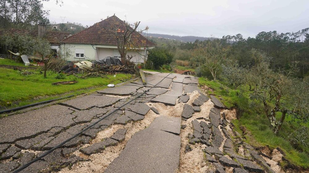 Estrada danificada em Leiria após mau tempo; seguros pagam 303 milhões