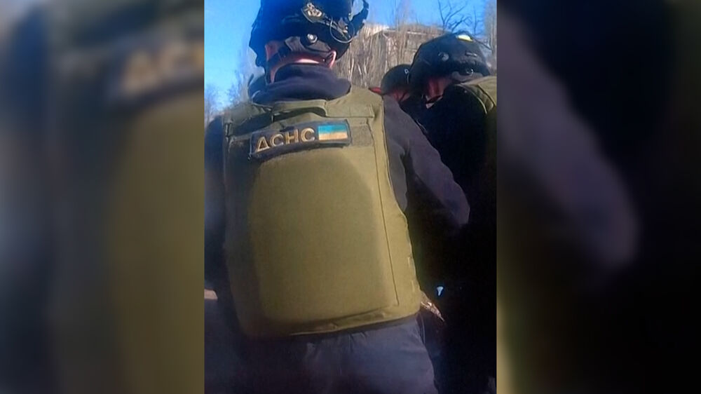 As imagens das operações de socorro depois do ataque com um drone russo a um autocarro na Ucrânia