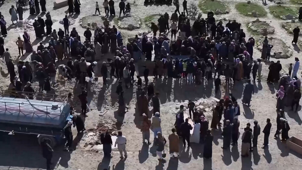 Homem enterra mulher e filhos mortos em bombardeamentos em Beirute