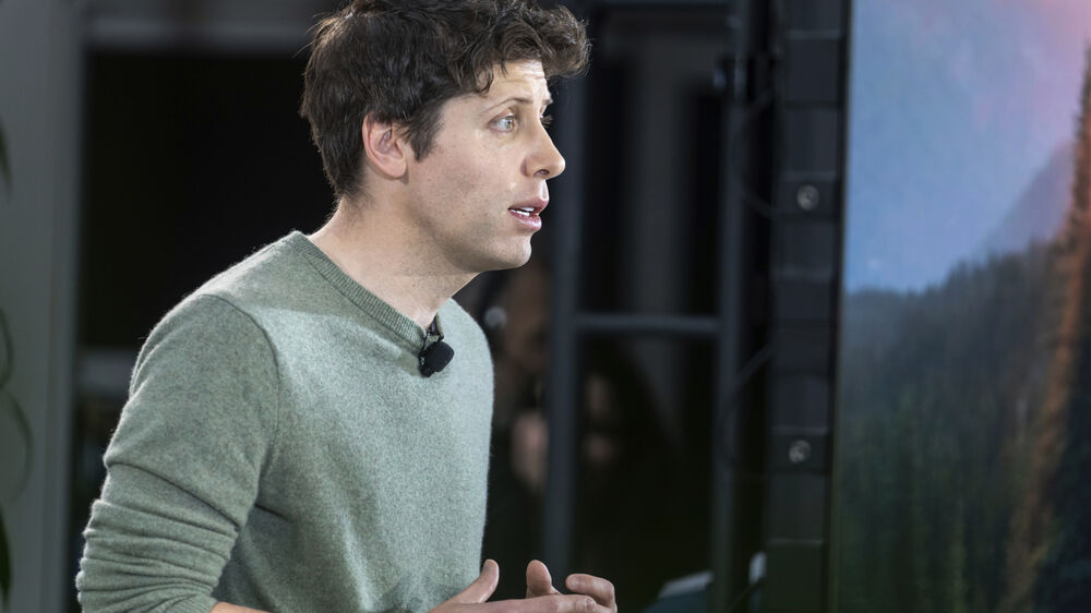 Sam Altman fala sobre democratizar a inteligência artificial após ataque