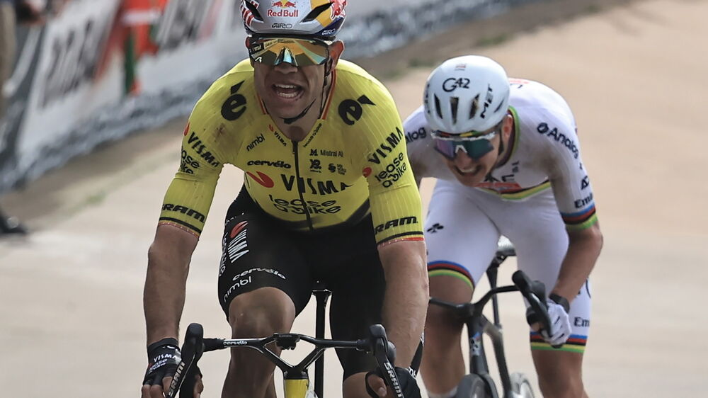 Wout van Aert vence Paris-Roubaix contra Tadej Pogacar