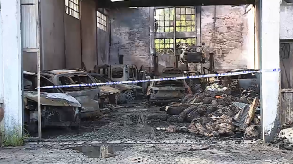 Incêndio destrói oficina de automóveis e viaturas na Maia
