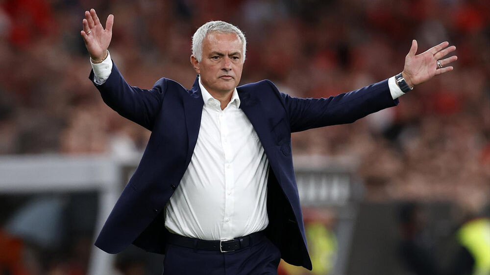 José Mourinho reage no banco de suplentes do Benfica