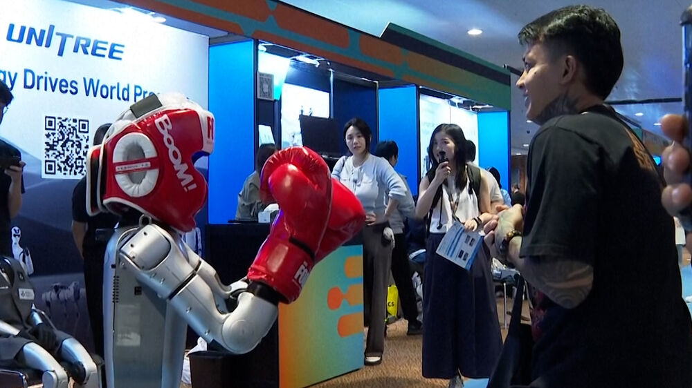 O futuro já chegou a Hong Kong: robôs humanoides lutam, dançam e ensinam em feira tecnológica