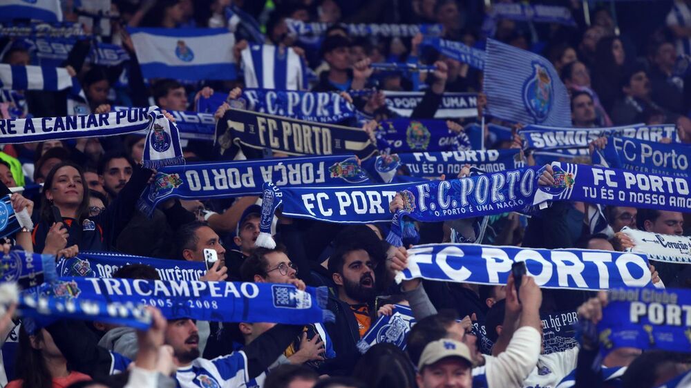 Adeptos do FC Porto apoiam a equipa com cachecóis e cânticos