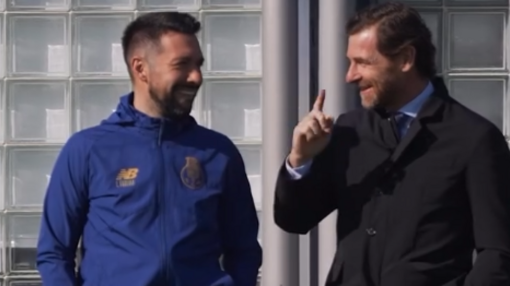 Farioli e André Villas-Boas em conversa animada